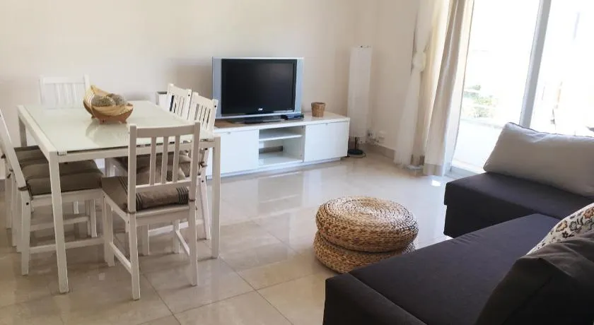 Apartamento céntrico y renovado, 100m de la playa - Image 1