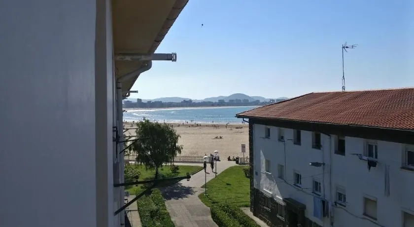 Laredo primera línea de playa,zona puerto deportivo - Image 1
