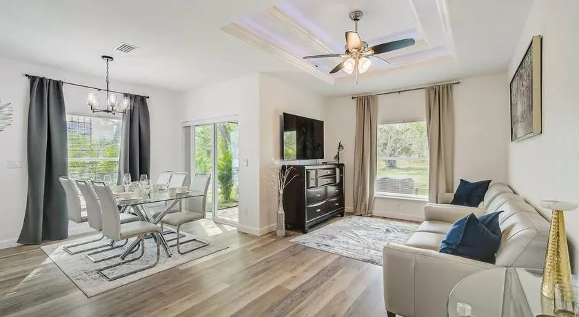 Modern Retreat, 3Bedroom King bed + Master Bath near ocean, 6 guests  - Image 1