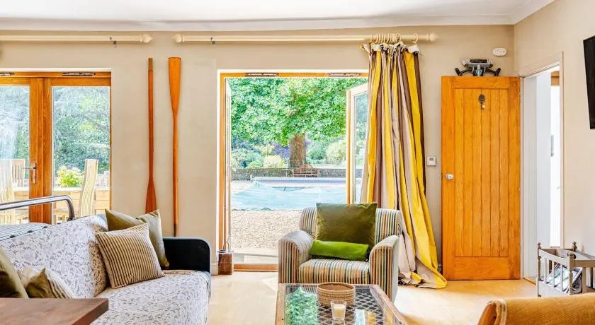The Old Pool House, Stylish Large Studio in Private Country Estate with Air Con - Image 1