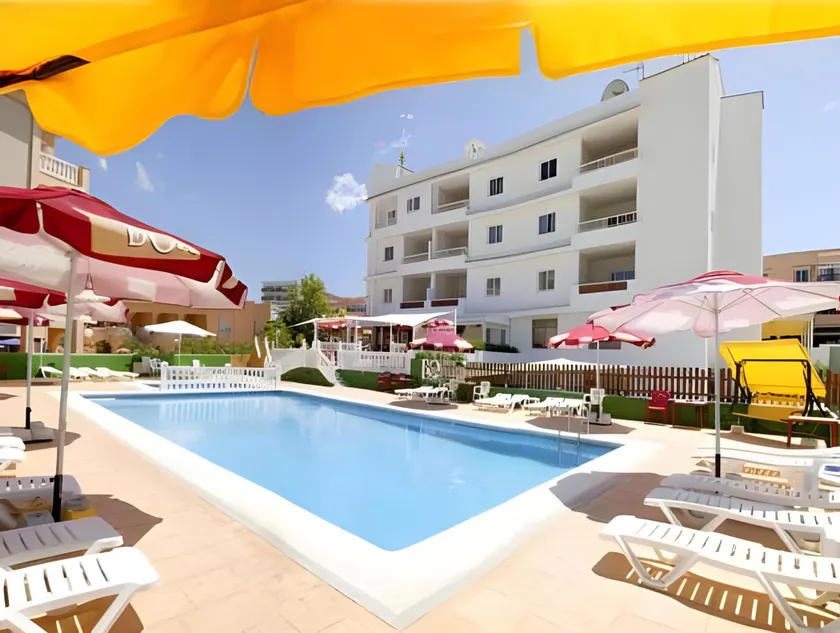Apartamentos Vista al Puerto - Image 1