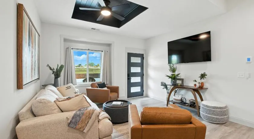 Brand New Cool Comfy Lawrence Retreat Duplex - Image 1