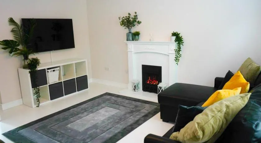 3 BED new build home with FREE parking BHX NEC HS2 CONTRACTORS FAMILIES - Image 1
