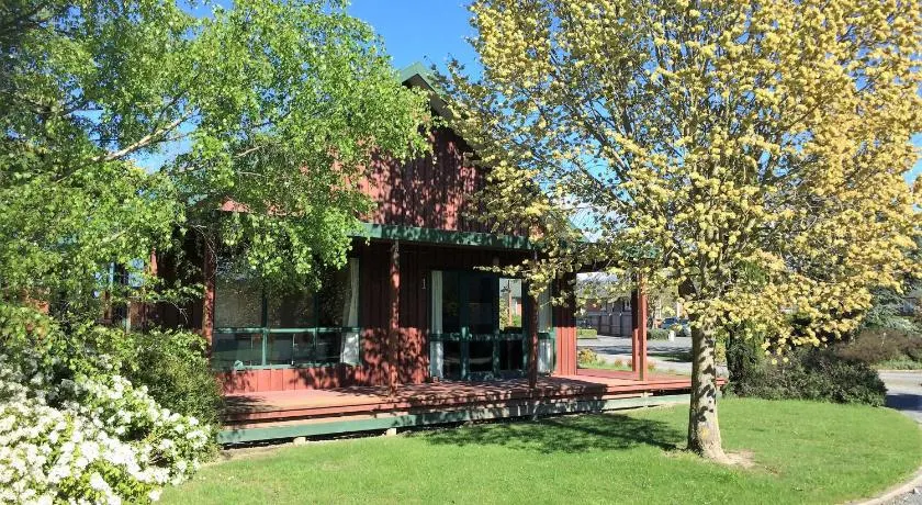 Cedar Chalets and Barkers Lodge - Image 1