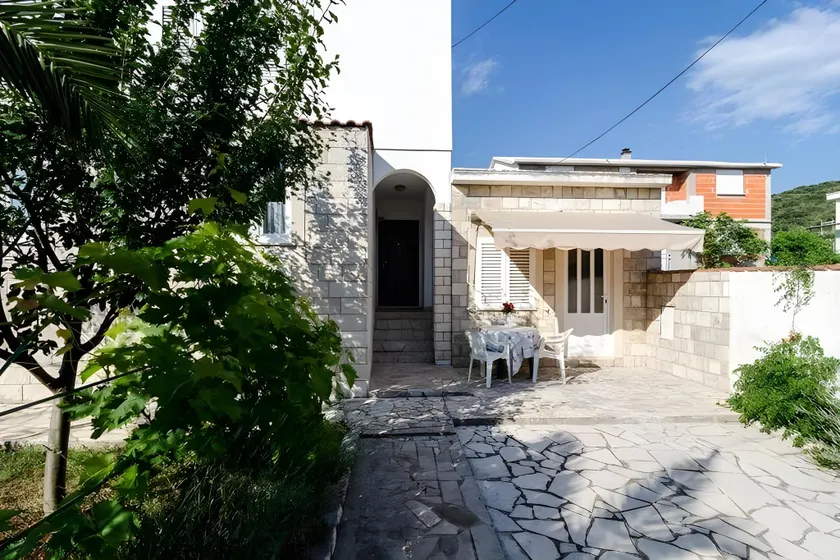 Studio apartment with terrace in Drace - Image 1