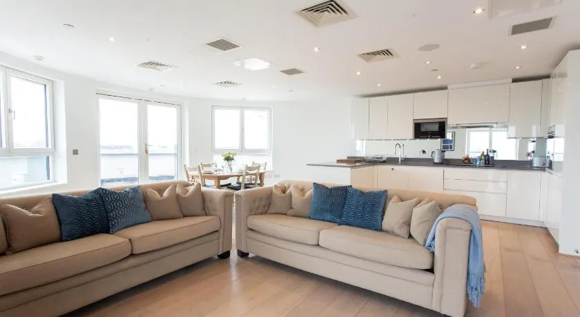2 Bed 2 Bath Penthouse With Amazing Views with Free Parking - Image 1