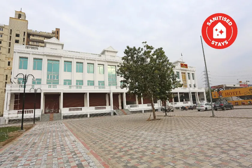 OYO 28442 Hotel Sudhir - Image 1