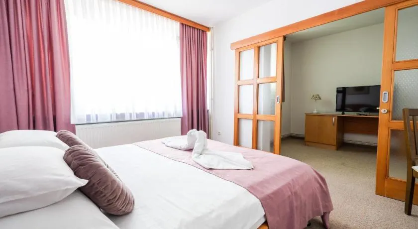 Park Hotel - Image 1