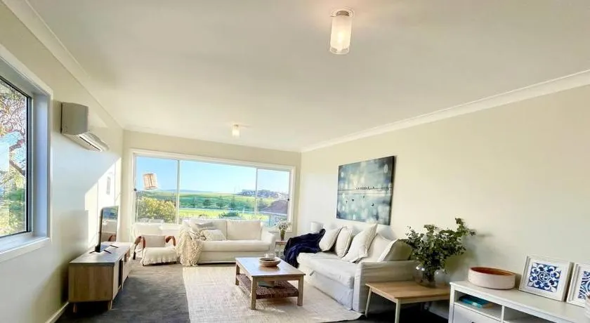 Beautiful 4-bedroom original beach cottage in Port Kembla - Image 1