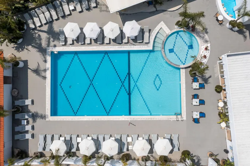 Tinas Plus Hotel - Image 1