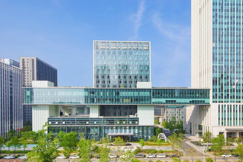Wuhan CCCC Five Continents Crown Hotel - Image 1