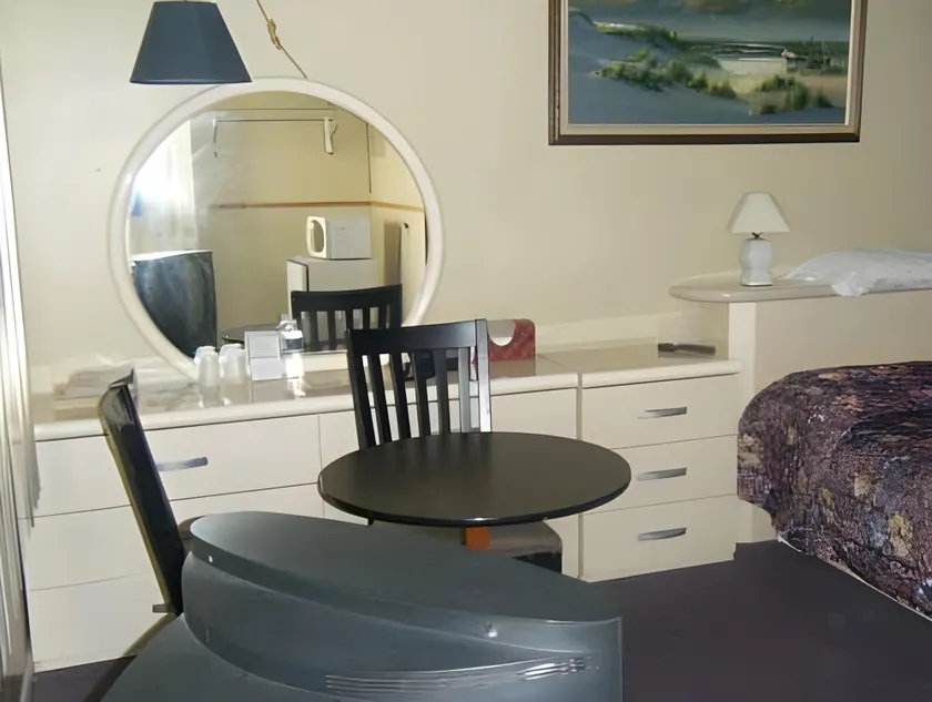Sunparlor Motel - Image 1