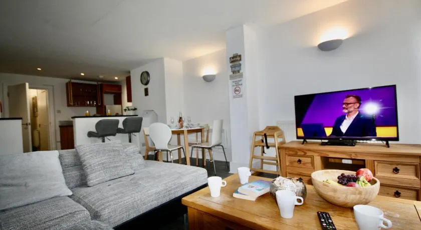 Bournemouth Hot Tub & Sauna Holiday Let - Image 1