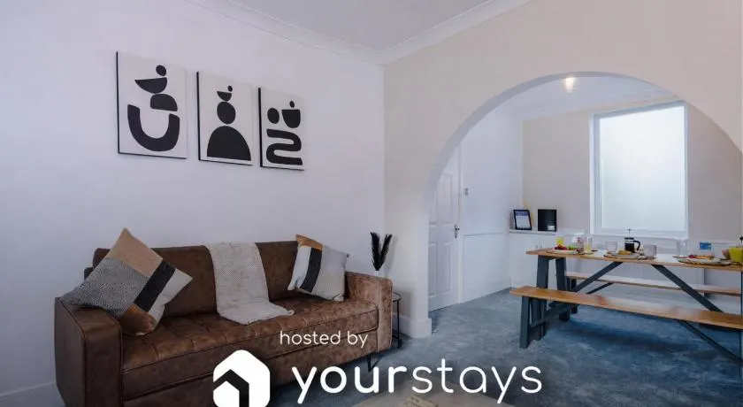 Oxford House by YourStays - Cosy Home in the Suburb of May Bank - Image 1