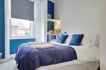 Homesly Guest Rooms, Comfortable En-suite Guest Rooms with Free Parking and Self Check-in - Image 1