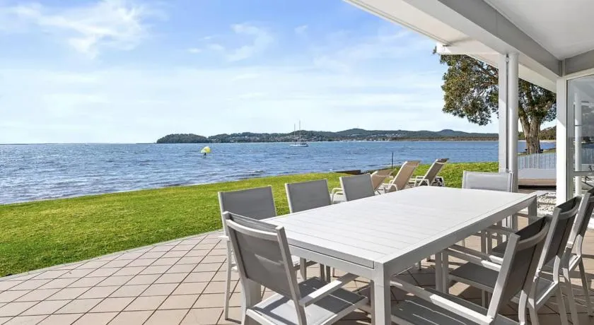 Waterfront Wonderland 41 Foreshore Dr stunning house with a lift linen Wi Fi and ducted air conditioning - Image 1
