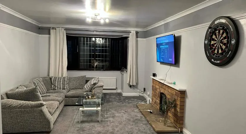 Spacious 4 Bedroom House in Corby Sleeps 9 Parking - Image 1