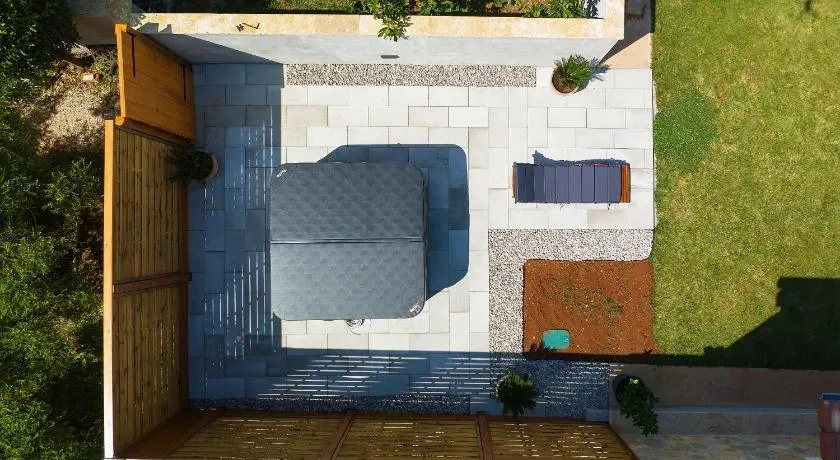 House Bona - Image 1