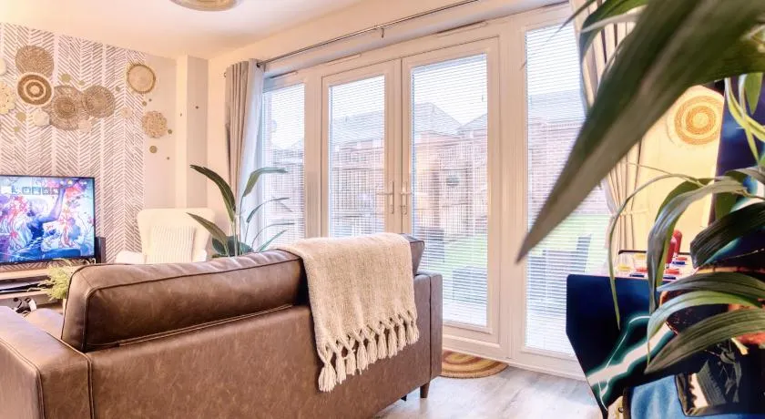 Leeds 4-bed house - hot tub, parking & games - Image 1