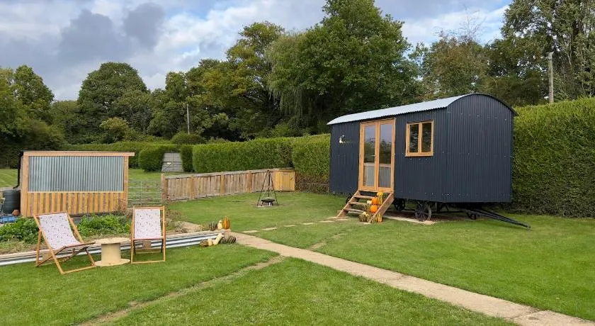 Shepherds Hut at Cedar Gables - Image 1