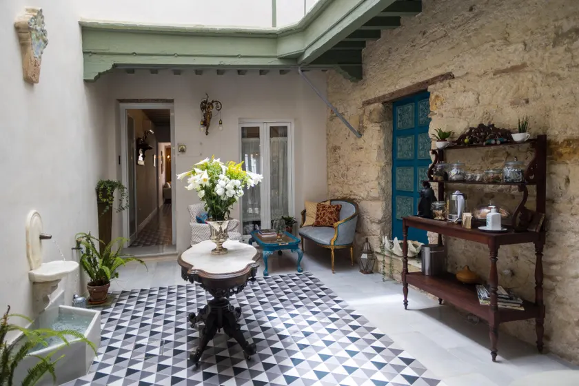 Casa Portus Gaditanus s XVIII Patio Andaluz - Image 1