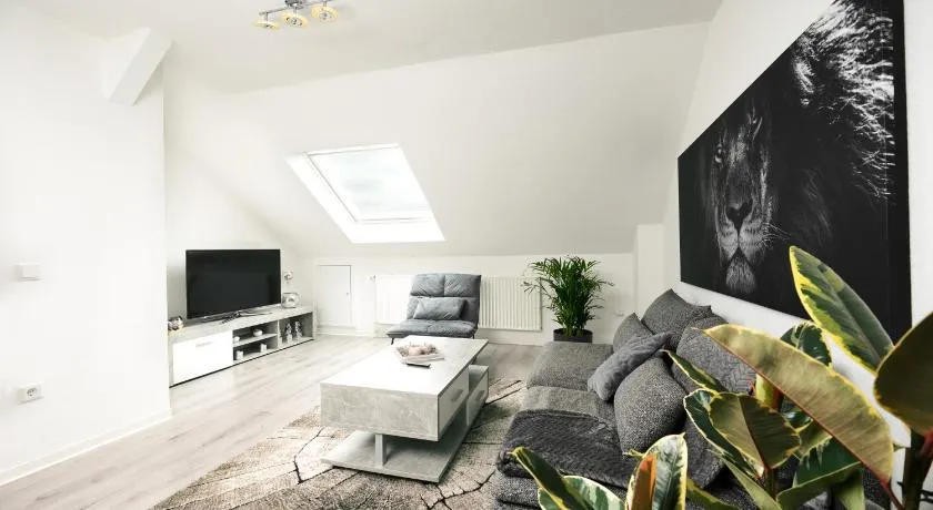 2,5-Zimmer inkl Arbeitsplatz, WLAN & free Netflix, Amazon-Free Parken vollausgestattete Wohnung, 24h Check In - Image 1
