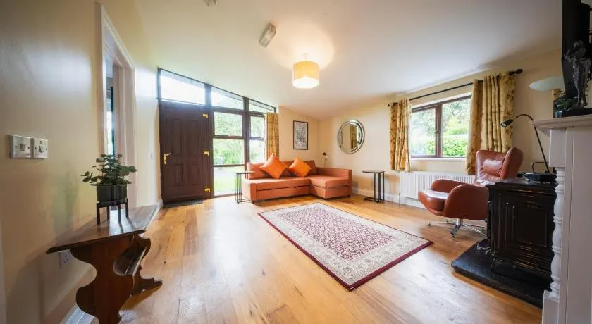 Stylish Chalet Oranmore Galway Sleeps 5 - Image 1