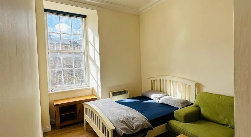 Cozy Room In Sauchiehall Street - Image 1