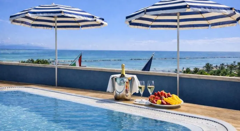 Hotel Holiday - Image 1
