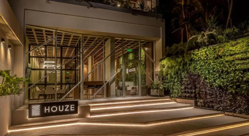 Estudio Deluxe Houze - Image 1