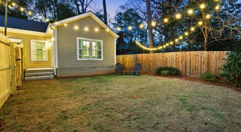 Private Home wtih Fenced Yard, King Bed and Workspace, Decatur - Image 1