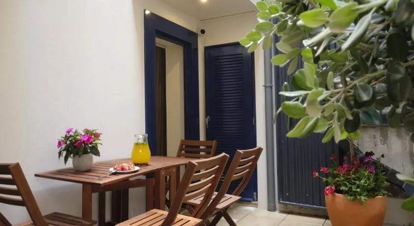 Oporto Wall Apartments - Image 1