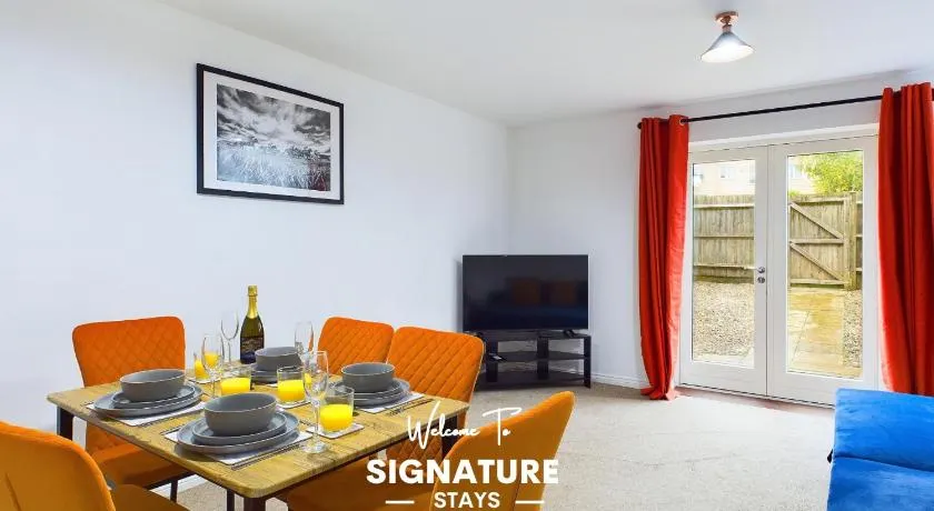 Pinewood Walk by Signature Stays - Parking - Townhouse - Image 1
