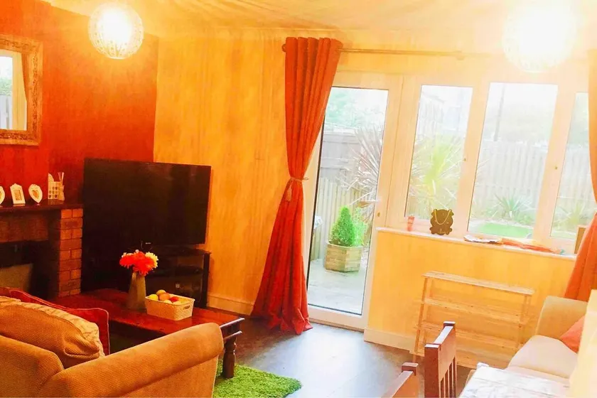 Three Bedrooms House with Garden and Free Parking - Image 1