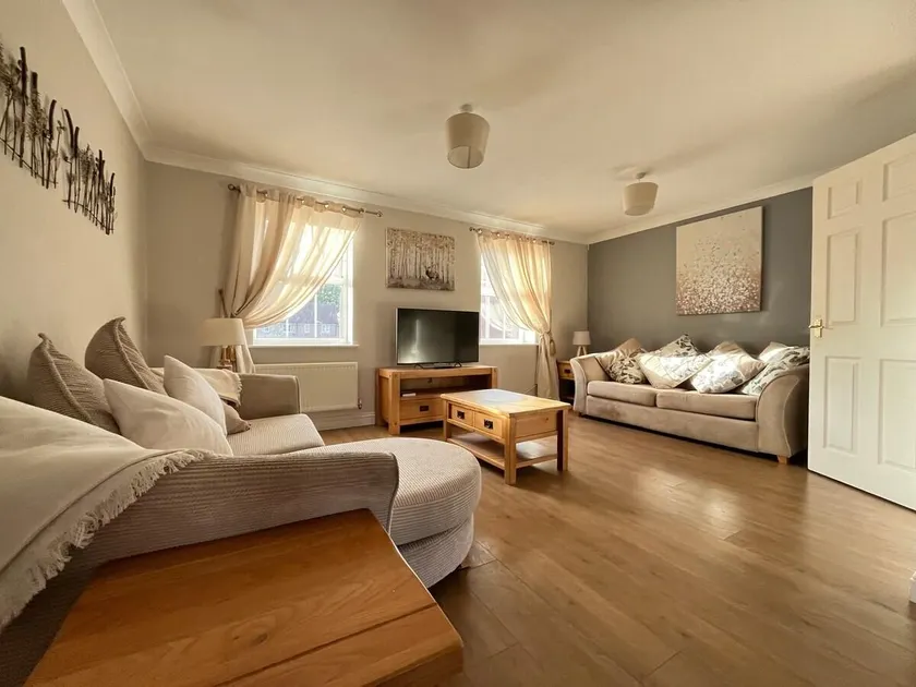 Holthart Town-House, Great for Groups, Families, Pets & Contractors - Image 1