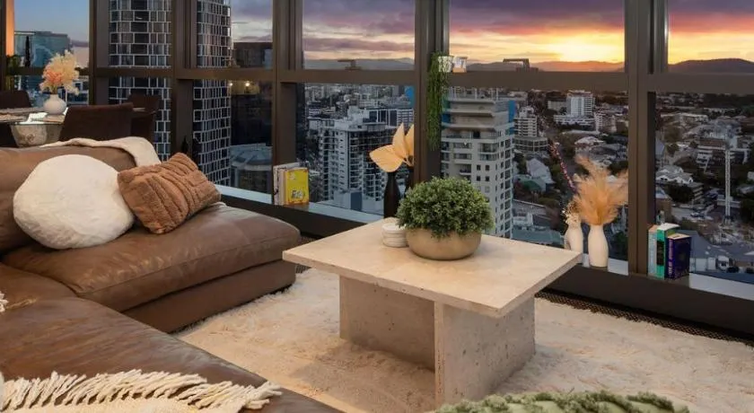 Indulgence at Meriton, Spectacular Views, Sleeps 6 Includes Carpark - Image 1