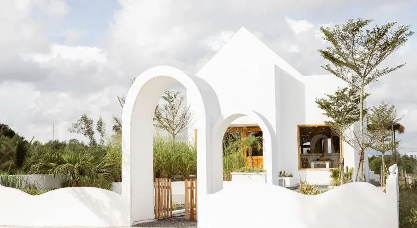 Country Road Villa - Image 1