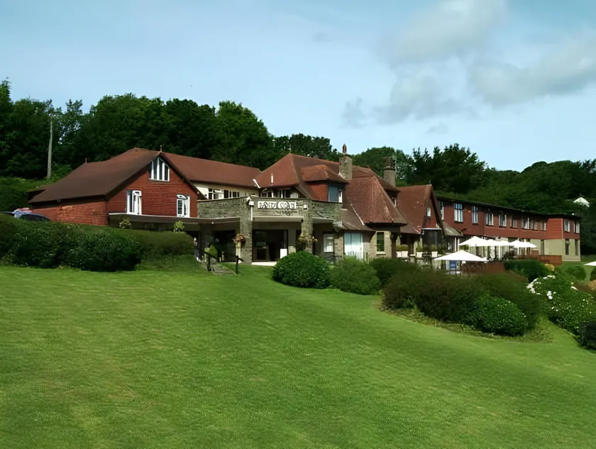 Sandy Cove Hotel - Image 1
