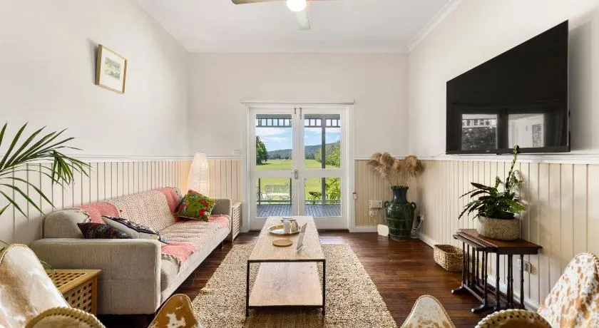 4 Bedroom Farm Cottage on the Bellinger River - Image 1