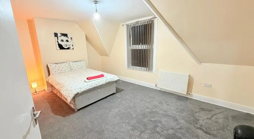 Spacious Private Room Walk to Station & Football Stadium Self Check-in, Quiet Area - Image 1
