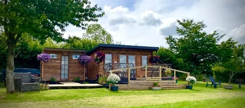 Cherry Tree Glamping Lodge - Image 1