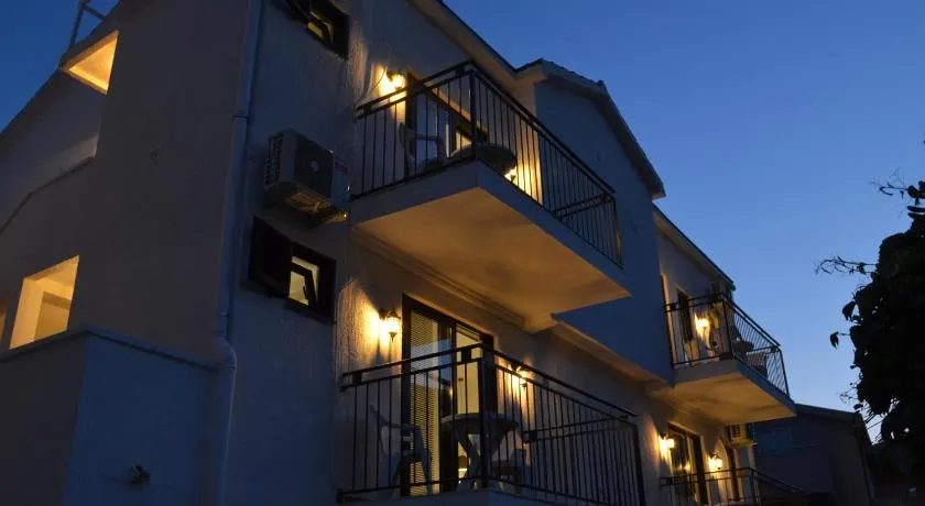 Casablanca Apartments - Image 1