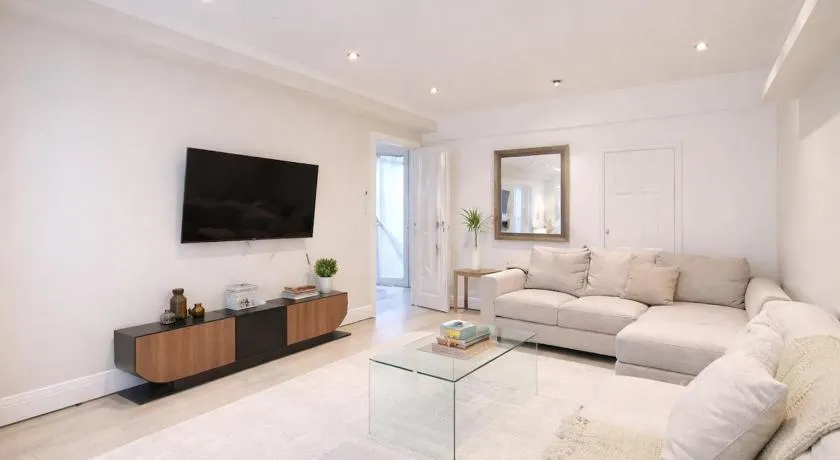 Classy 2BR Hyde Park Home 2 mins from station - Image 1