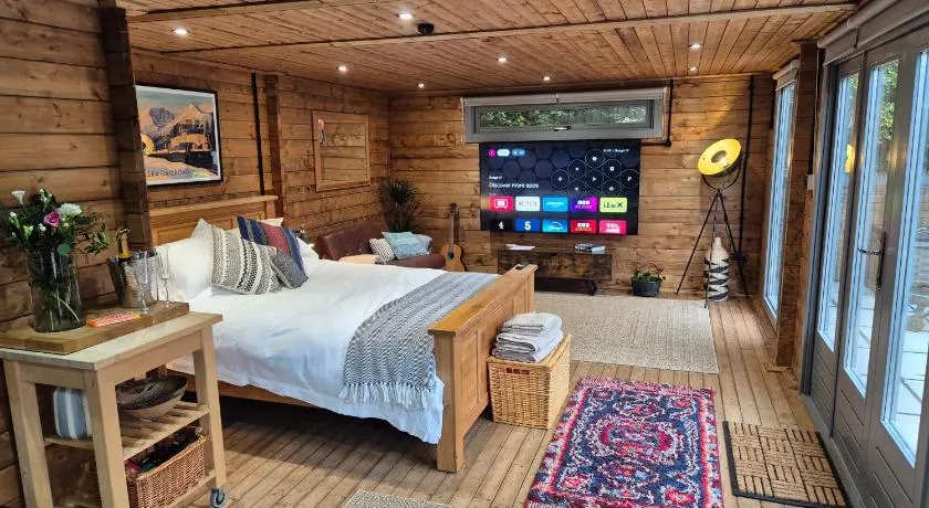 Clarence Cabin, King Bed & Free Parking - Image 1