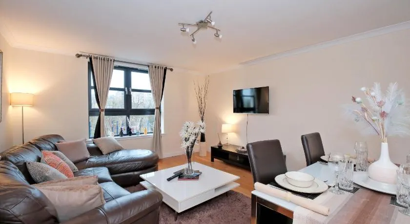 RiverView-2Br-Sleeps4-CityCentre-Parking-FastWiFi - Image 1