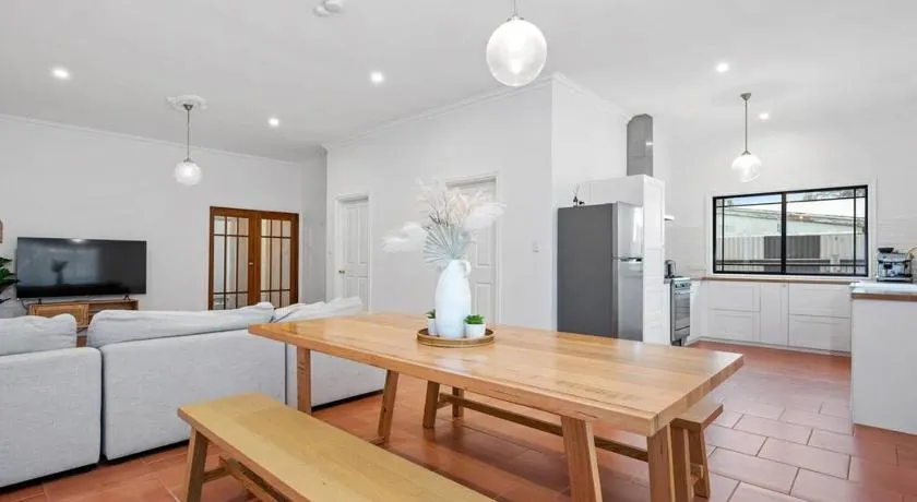 Super House, Super Host - Image 1