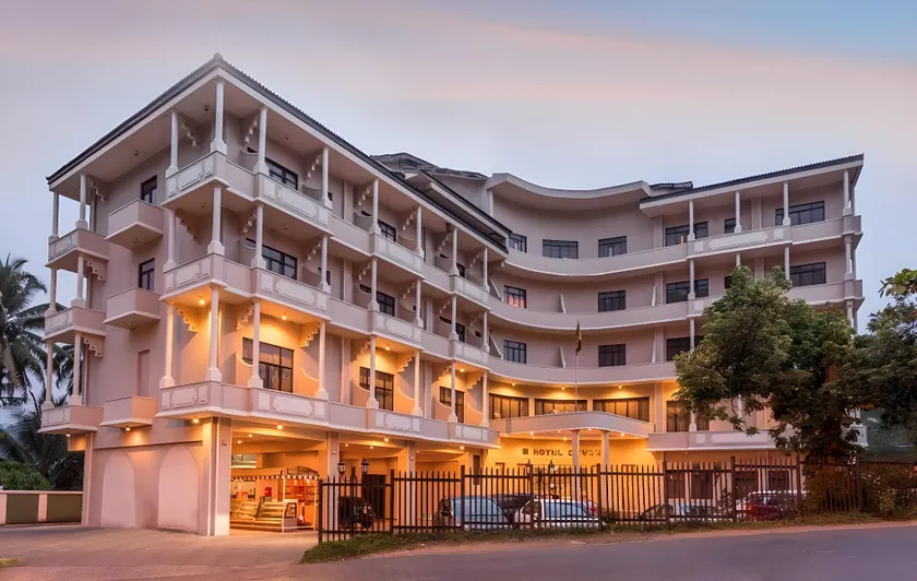 Devon Hotel - Image 1
