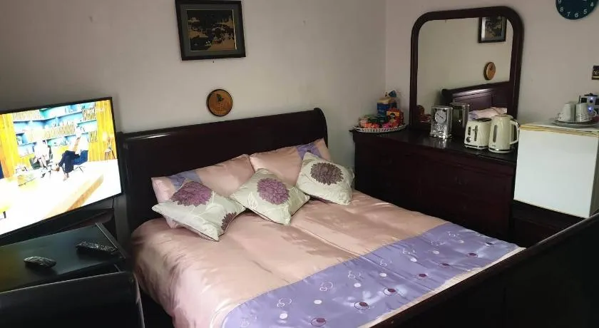 Ensuite Bedroom with Private Toilet and Shower and unlimited WIFI - Image 1