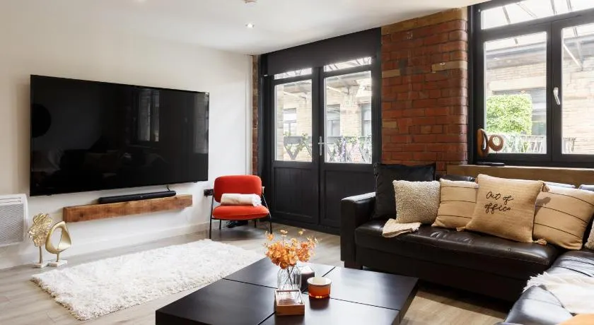 Stylish Penthouse with outside balcony! - Image 1