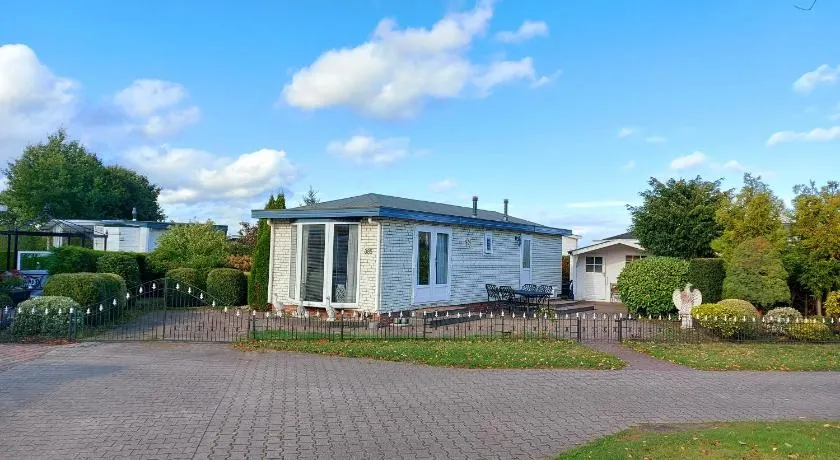 Chalet 426 met airco familiecamping de Tien Heugten Schoonloo Drenthe - Image 1